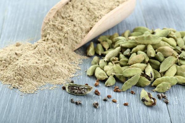 Cardamom powder and whole pods